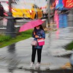 Deutschlandfunk (Германия): Москва после девяти недель самоизоляции (Девушка под зонтом у пешеходного перехода ждет переключения светофора на зеленый свет во время дождя…) Девушка под зонтом у…