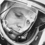 Юрий Гагарин 'открыл дверь в небеса' для всего мира, считает астронавт Фишер (Юрий Гагарин в кабине космического корабля Восток-1 перед стартом 12 апреля 1961 года.) Юрий Гагарин в кабин…